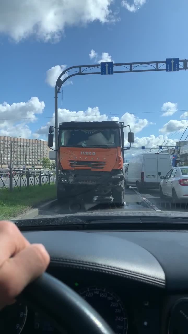 В Петербурге грузовик вылетел на встречную полосу, смяв 13 автомобилей