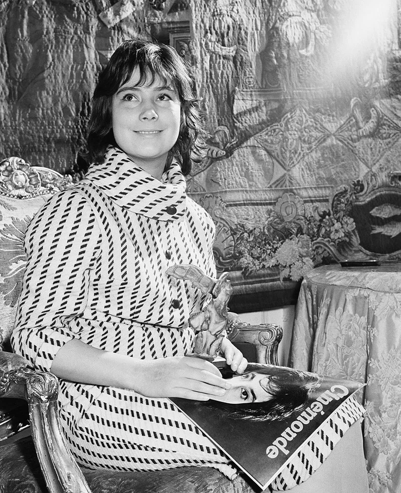 Татьяна Самойлова, удостоенная приза «Победа» за роль в фильме «Летят журавли», во время церемонии награждения во французском посольстве, 1960 год