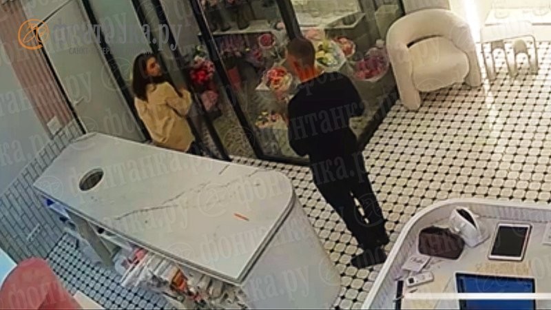 В Петербурге мужчина ограбил цветочный магазин