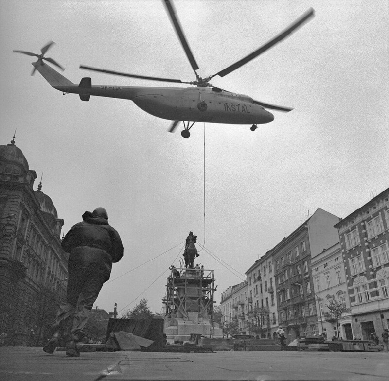 Процесс установки статуи короля Владислава II Ягелло с помощью вертолёта Ми-6А с бортовым номером SP-ITA. Краков, Польская Народная Республика, 1976 год.