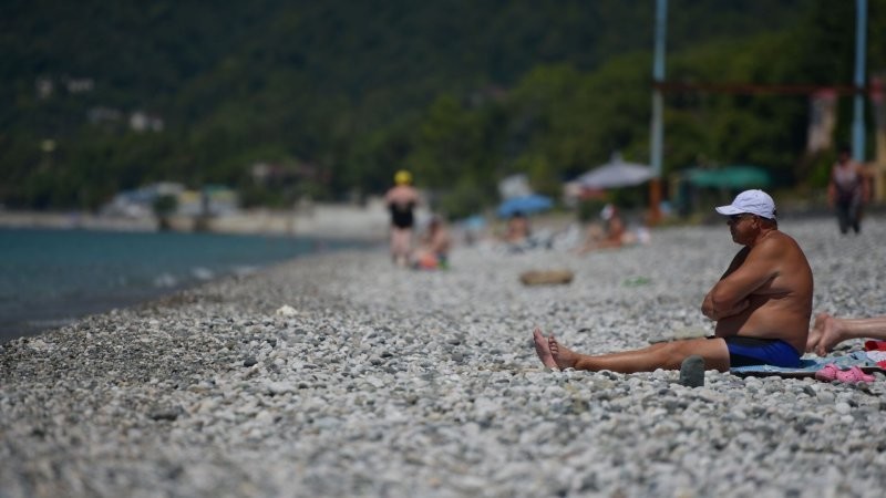 Вышел с пляжа в купальнике - плати: штраф для туристов в Абхазии увеличат в 20 раз