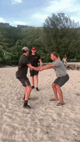 Столкнул лбами