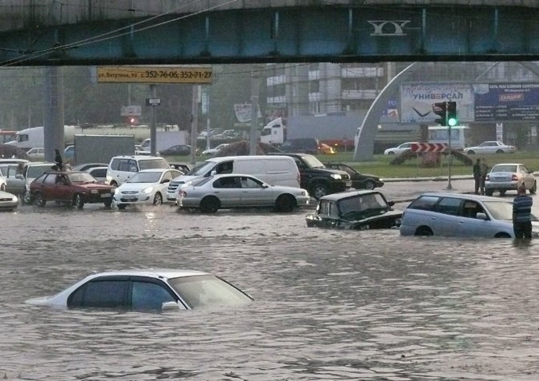 После не так давно прошедшего дождя. Наводнение Владивосток 2001. Ливень во Владивостоке. Наводнение во Владивостоке. Площадь труда потоп.