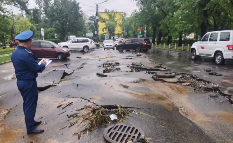 «Ситуация, мягко скажем, полный пипец»: во Владивостоке объявили чрезвычайную ситуацию из-за потопа
