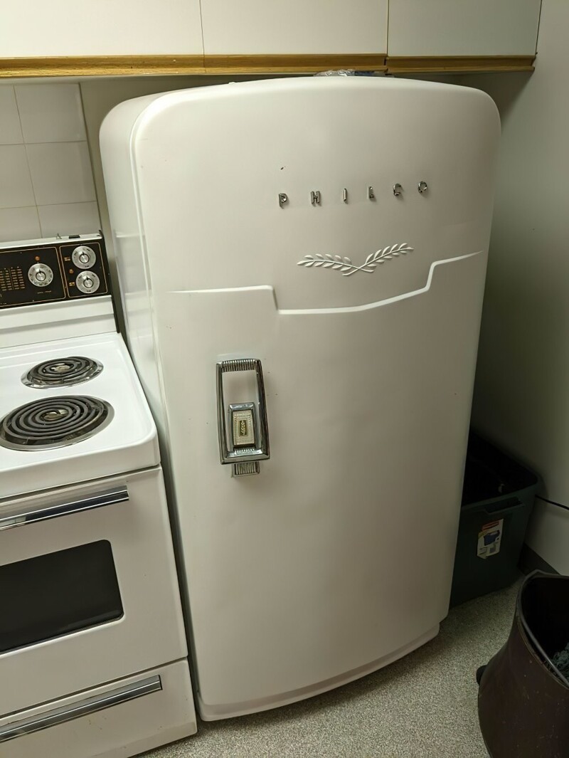 20. «Старый холодильник Philco в нашем местном охотничьем клубе. А что ему сделается?»