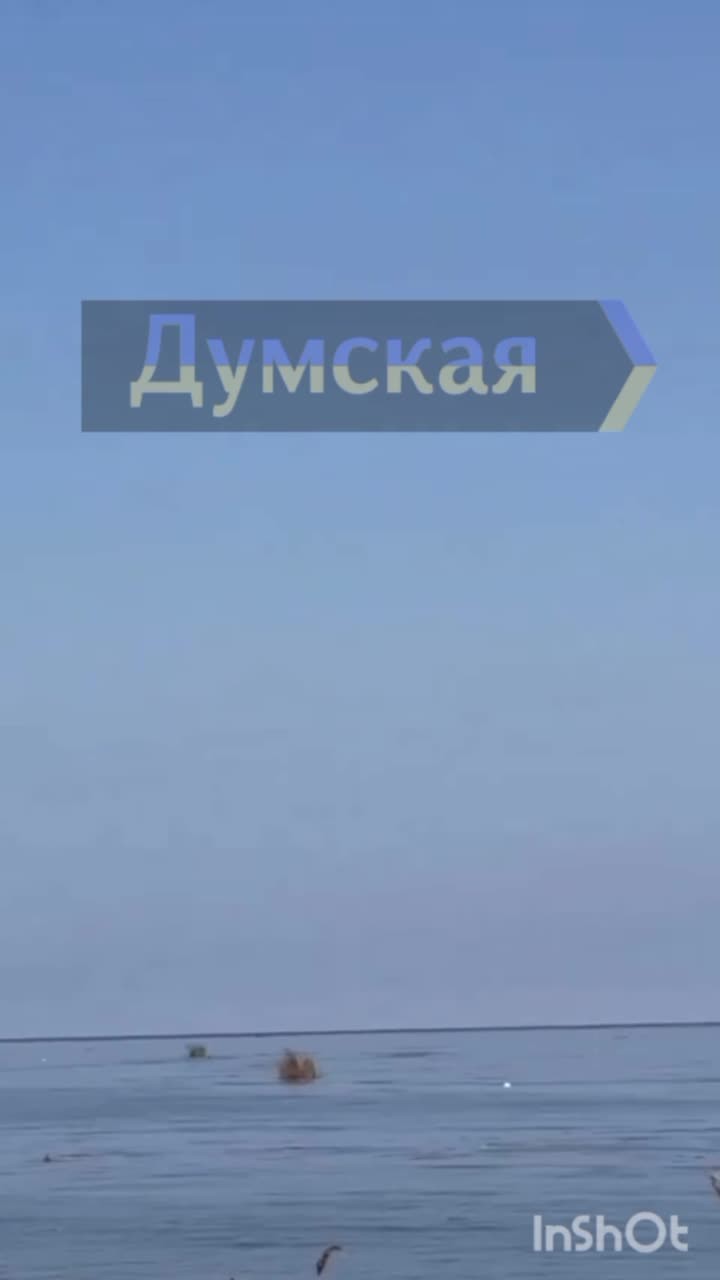 Ой, что там плывёт?: к городским пляжам Одессы прибило диваны и дома