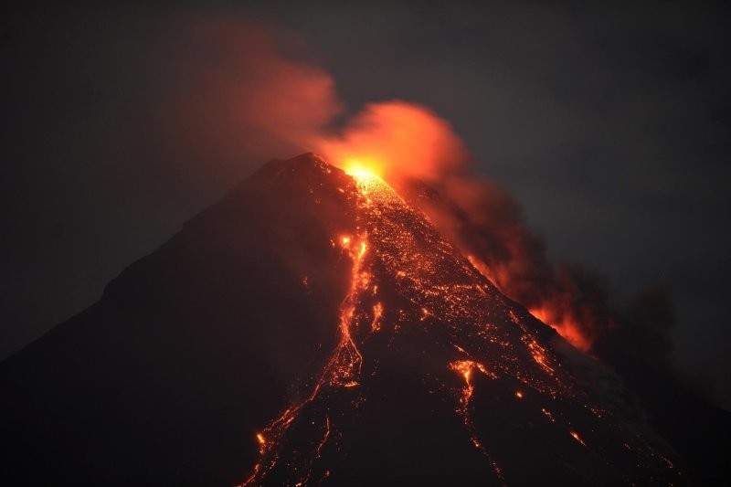 На Филиппинах из-за активизации вулкана эвакуируют тысячи людей