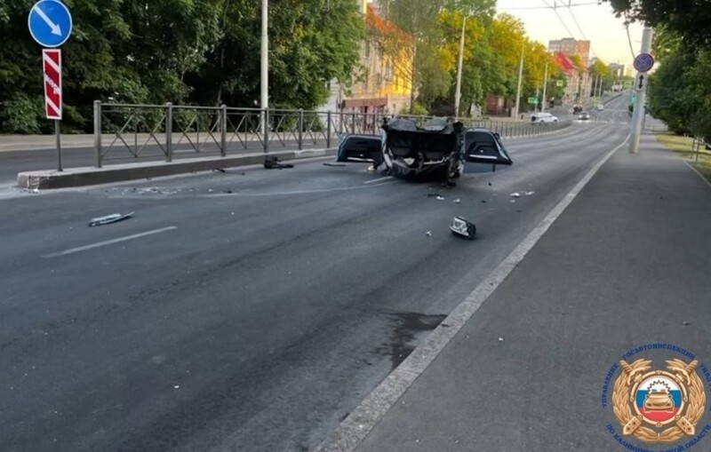 В Калининграде водитель и пассажир выжили в машине, которую разорвало на части от удара в столб