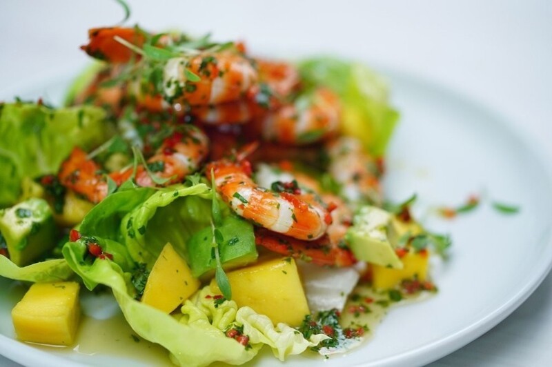 Освежающий летний салат с креветками и авокадо