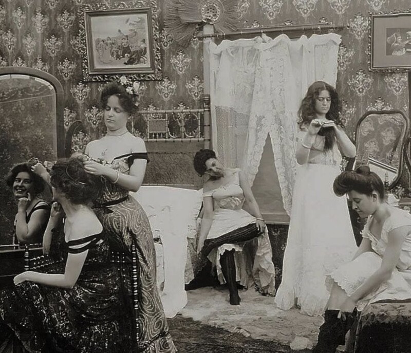3. Женщины готовятся к предстоящему балу, 1900 год
