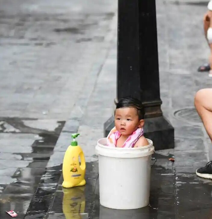11. Есть в Китае такие традиции, когда в жару все выходят на улицу и купают детишек
