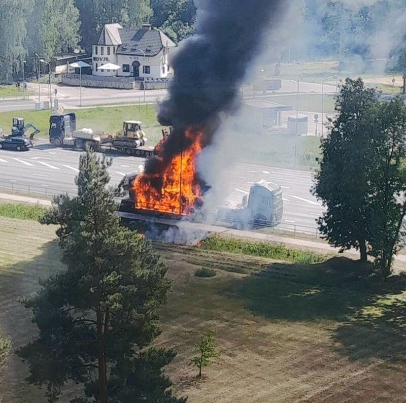 Пошла жара. В Риге неизвестный партизан подпалил натовскую технику.