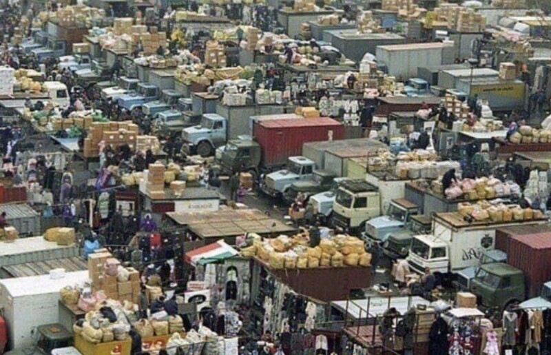3. Вещевой рынок "Лужники". Двухъярусная торговля - с самих грузовиков и с их крыш, 1996 год