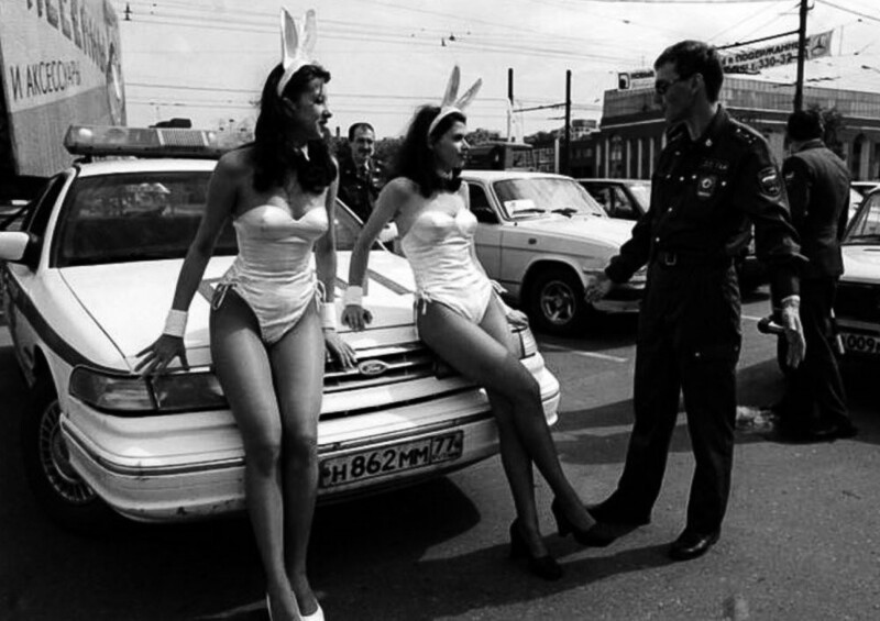 12. Девушки в стиле "Playboy" заигрывают с сотрудником ГАИ, 1995 год.