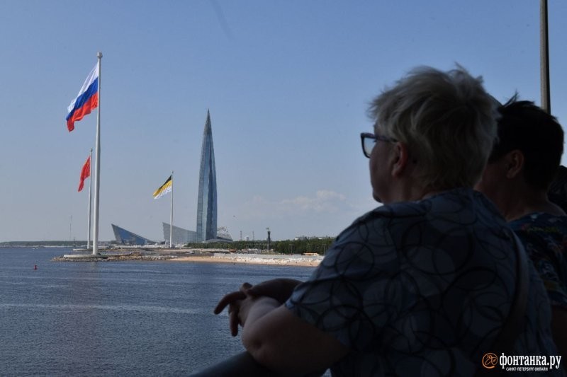 В Санкт-Петербурге подняли огромные флаги СССР, Российской империи и триколор РФ