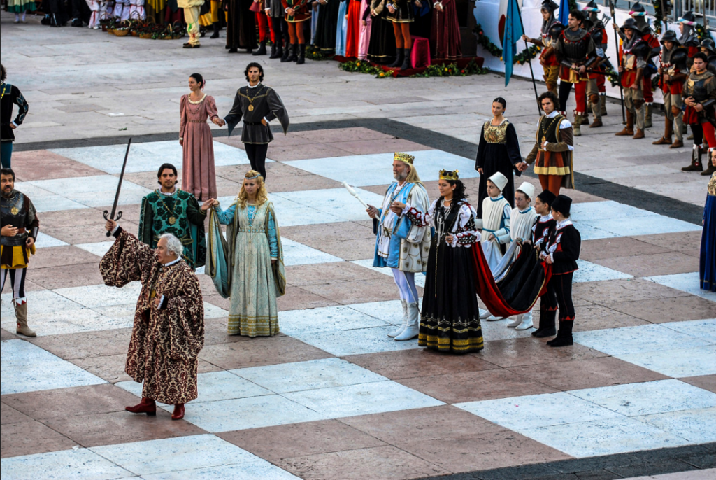 Interesting traditions. Маростика Италия живые шахматы. "Живые шахматы" Педро де Эпила. Маростике, Северная Италия. Живые шахматы. Шахматы с живыми фигурами.