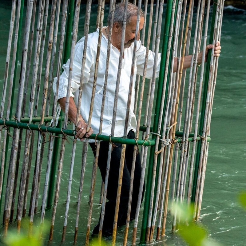 Итальянцы сажают политиков в клетки и бросают в воду — без паники, такова традиция