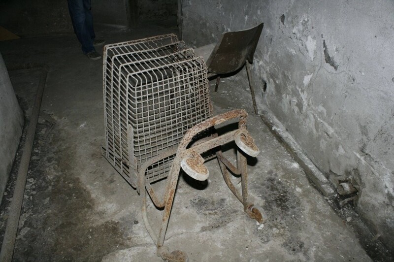 Некоторым находкам, казалось, совсем не место в тюрьме — например, этой тележке из супермаркета