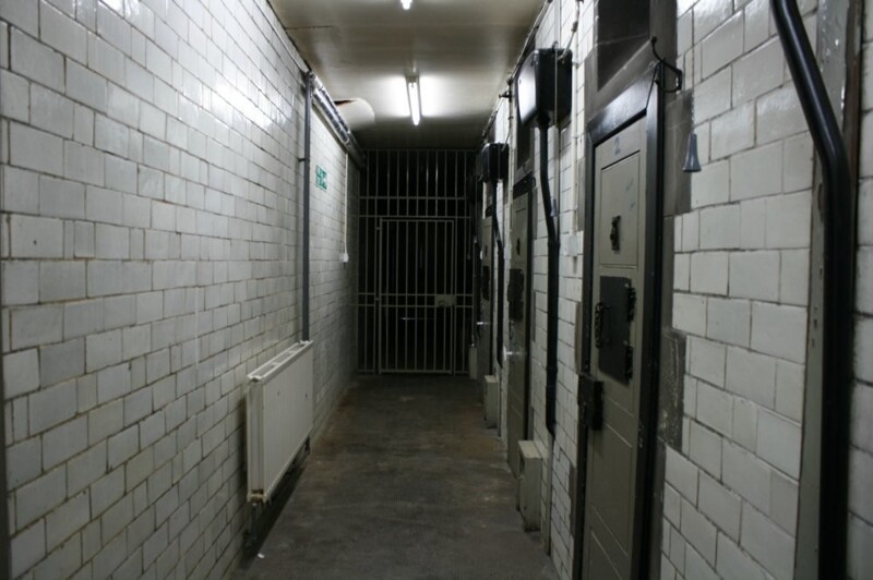 Подростки обнаружили тюрьму, спустившись по лестнице под здание ратуши. Камеры находились прямо под залом, где проходят танцы и спектакли.