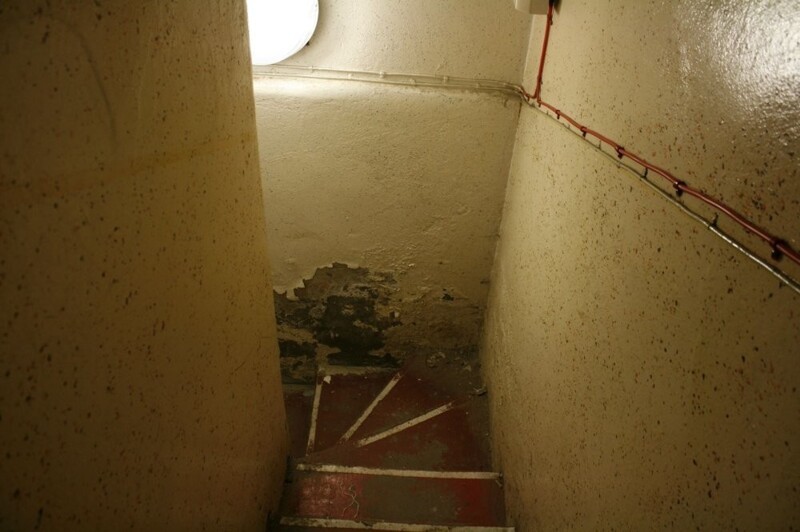 Ребята нашли еще одну лестницу, ведущую глубже под землю.