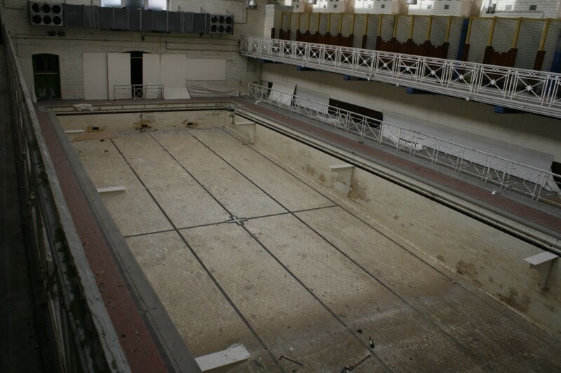 В здании было полно странностей, но ребят особенно удивил этот пустой бассейн, который они нашли, поднявшись обратно на пару пролетов. Кто тут плавал?!