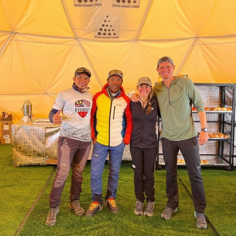 Мухаммад Хавари Хашим (крайний слева), непальский гид-шерпа и рекордсмен Эвереста Ками Рита, Шайна Унгер и Скотт Леманн в базовом лагере