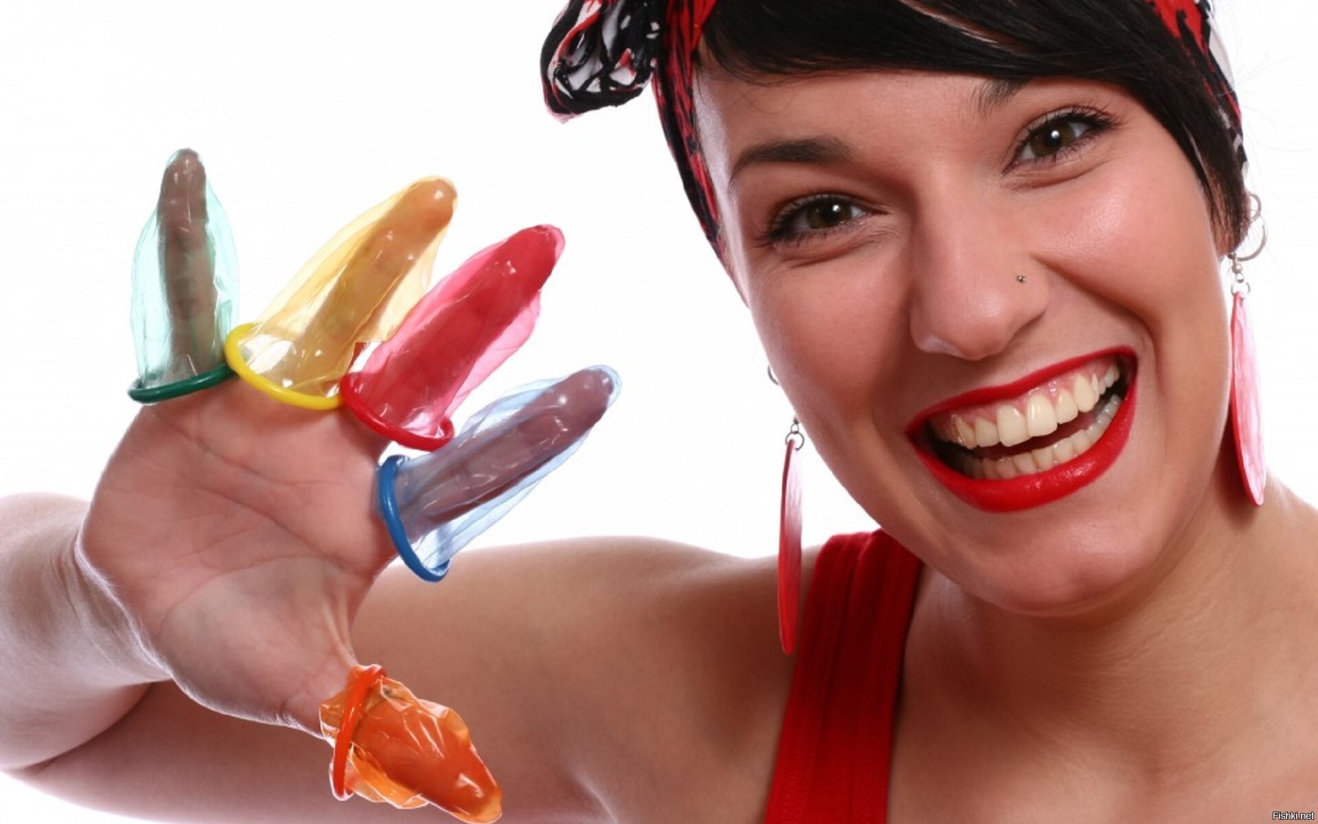 Реклама вибратора. Необычные контрацептивы. Девушка с презиками. Фотосессия презерватив девушка. Разноцветные контрацептивы.