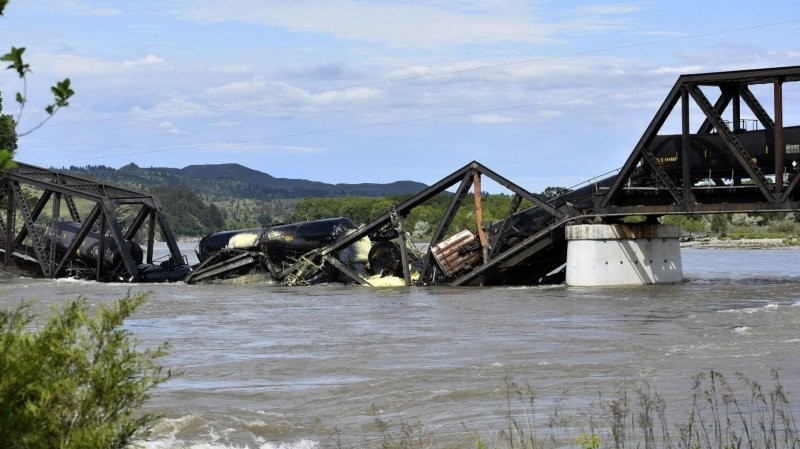 В США грузовой поезд, перевозящий опасные вещества рухнул в реку, проломив мост