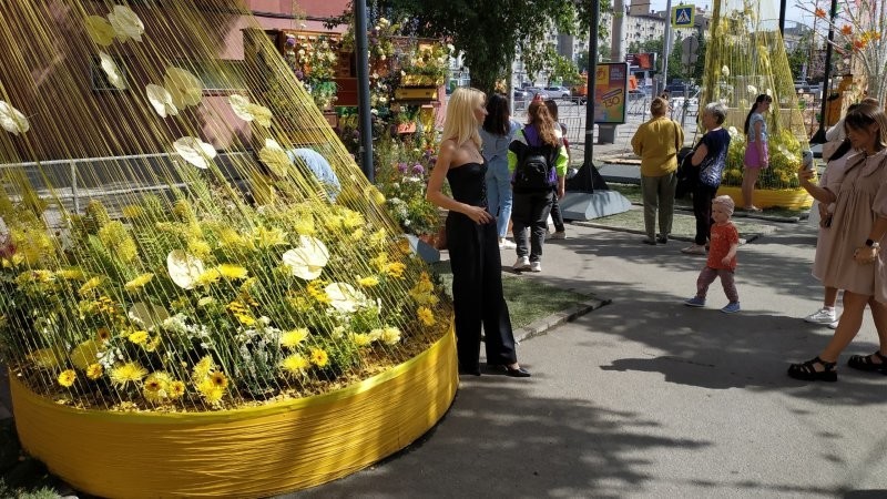 В Новосибирске горожане разорили установленные ко Дню города цветочные композиции