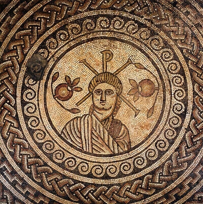 13. Рондель с римской виллы, Сент-Мэри, Дорсет, 4 век н. э., с мозаикой, изображающей Христа