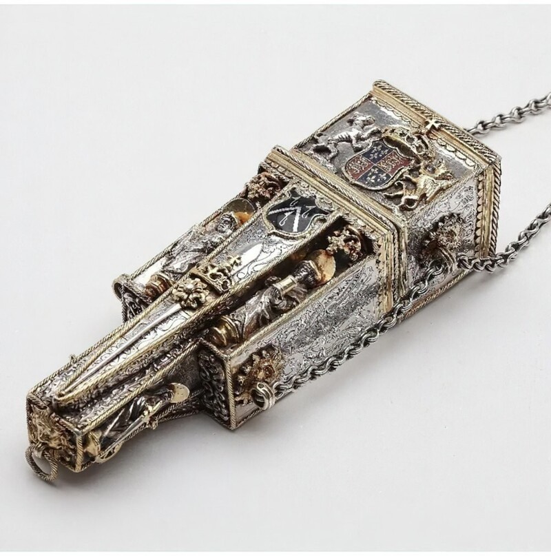 12. Позолоченный серебряный футляр для инструментов придворного хирурга начала XVI века, сделанный в Лондоне. Подвешивался на поясе