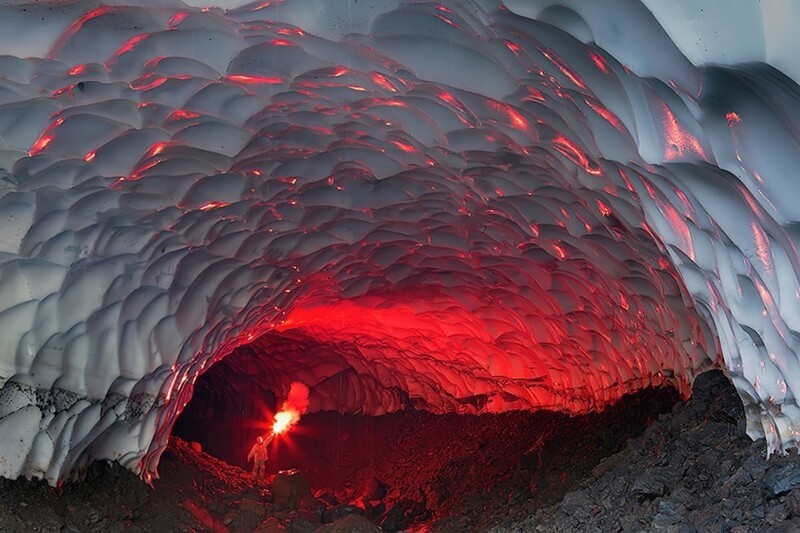 11. Ледяная пещера у Мутновского вулкана — Россия