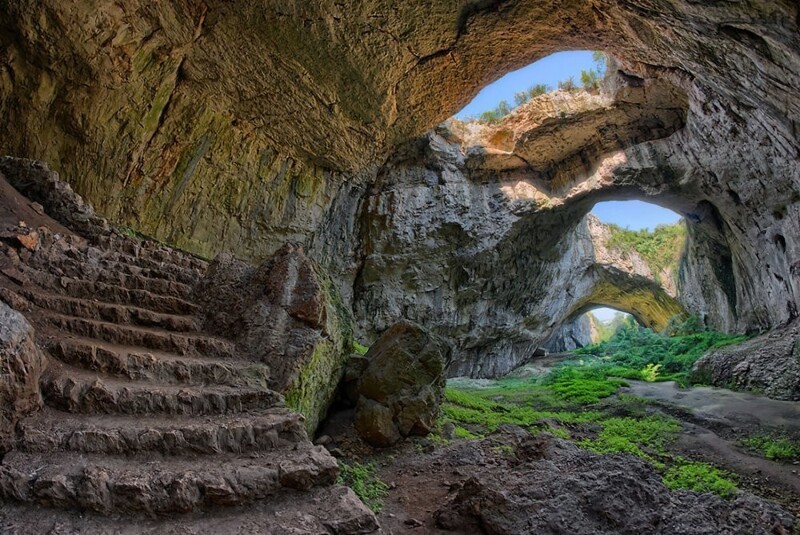 5. Пещера Деветашка в Болгарии. Большая карстовая пещера в горной местности