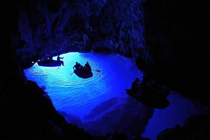 10. Голубая пещера (Голубой грот), Хорватия. Морская экскурсионная пещера, расположенная в бухте Балун 