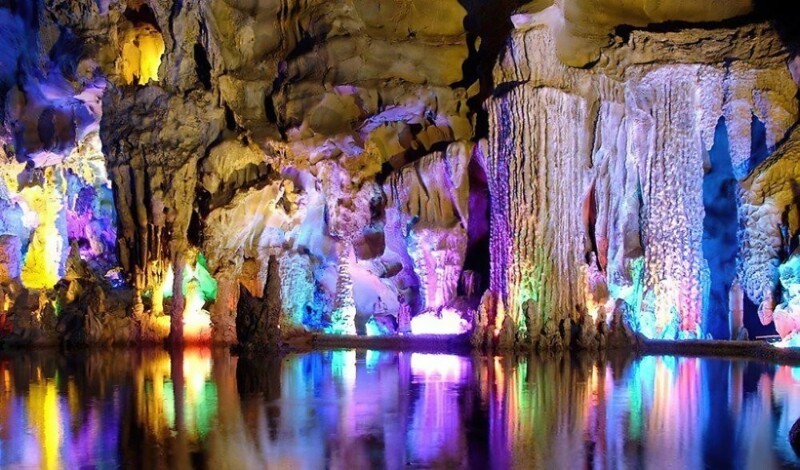 1. Пещера тростниковой флейты (Дворец естественных искусств) в Гуанси. Крупнейшая карстовая пещера в Китае