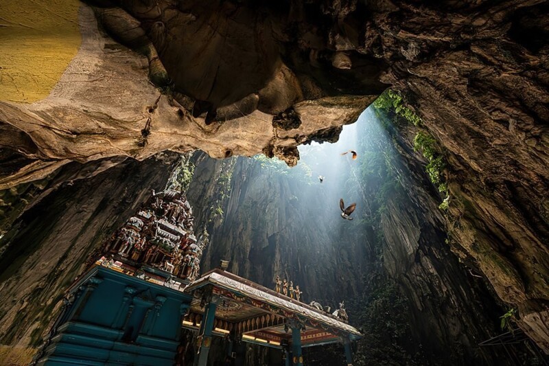 14. Известняковые пещеры Бату в Малайзии. Пещерный комплекс является одним из самых популярных индуистских святилищ за пределами Индии и посвящён богу войны Муругану