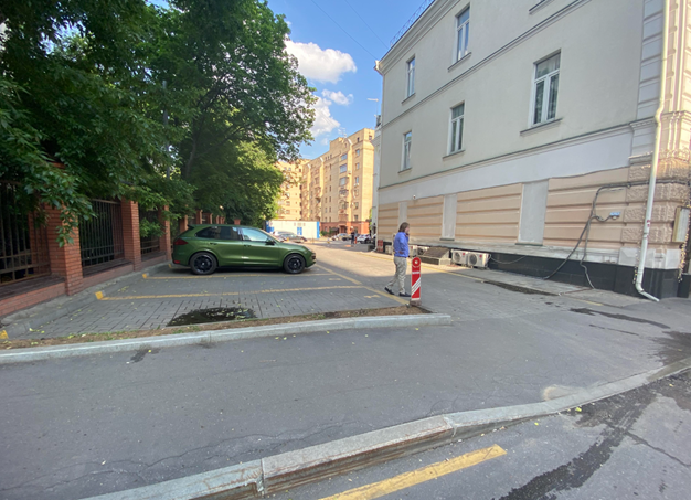 В Москве на месте незаконной автостоянки появилась общедоступная парковка на 15 машино-мест⁠⁠