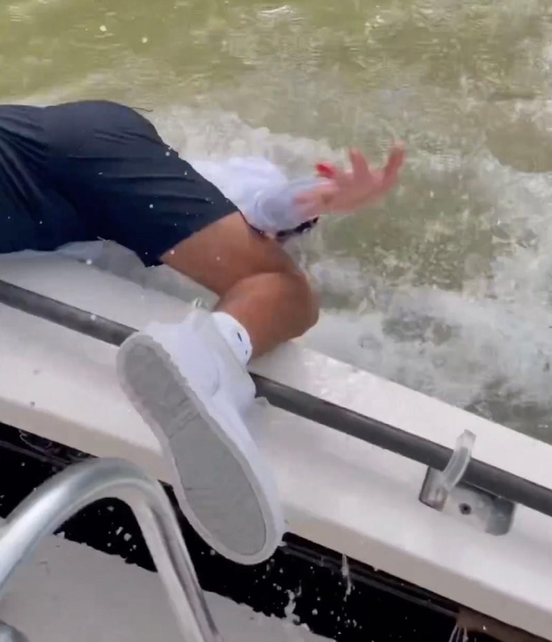 Рыбак решил помыть руки в воде — а его схватила акула
