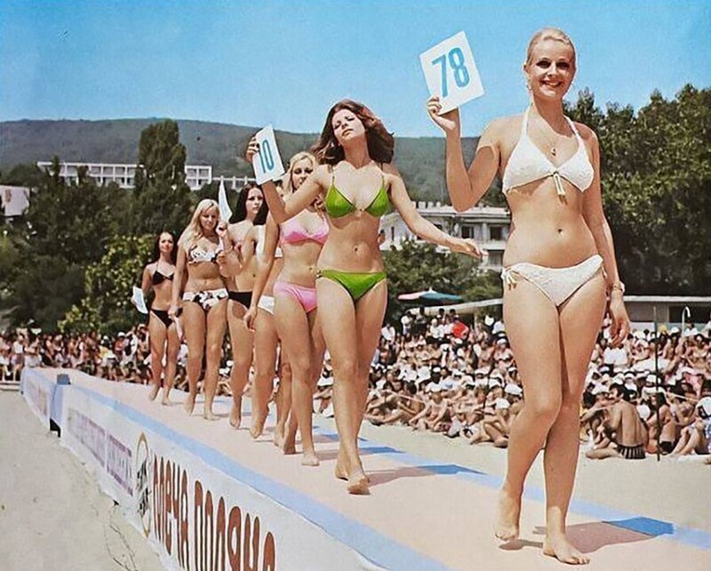Девушки в бикини проходят по подиуму на конкурсе красоты. Золотые Пески, Болгария, 1974 год