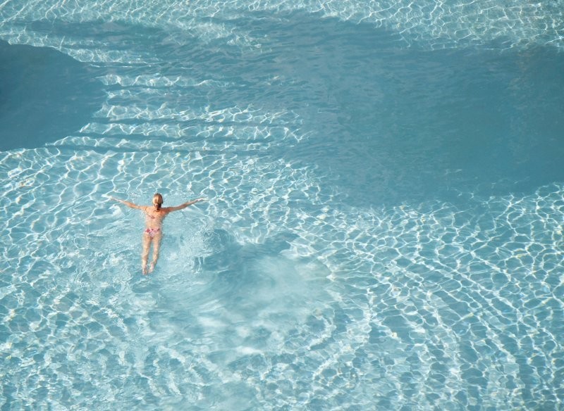 В Испании власти будут штрафовать собственников бассейнов, которые запрещают женщинам купаться топлес