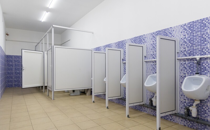 2. Пространство между кабинками в туалете