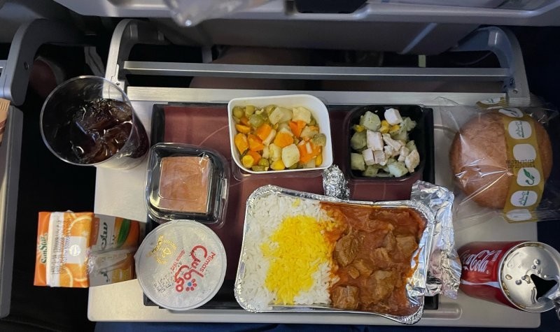 2. Mahan Air — иранская авиакомпания, обед включён в стоимость перелёта