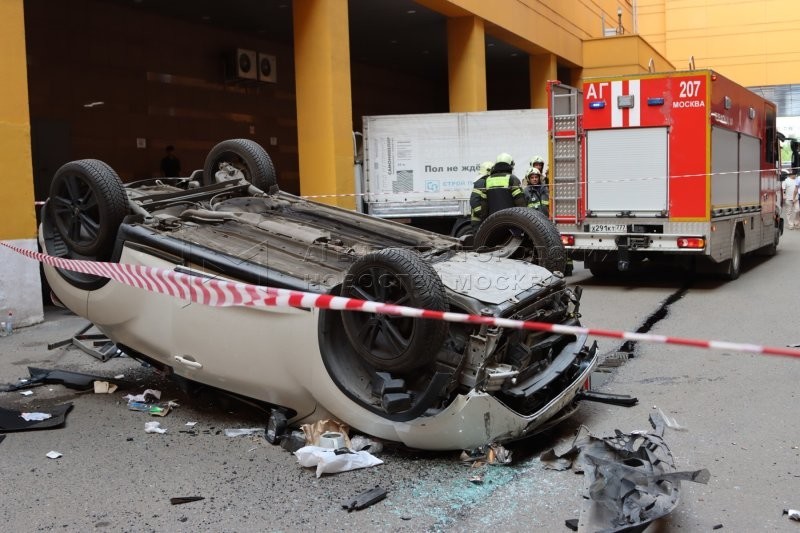 В московском ТРЦ "Филион" автомобиль рухнул со второго этажа многоуровневой парковки