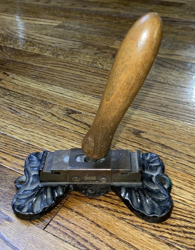 8. Аглет пресс, с помощью которого надеваются аксельбанты на концы шнурков