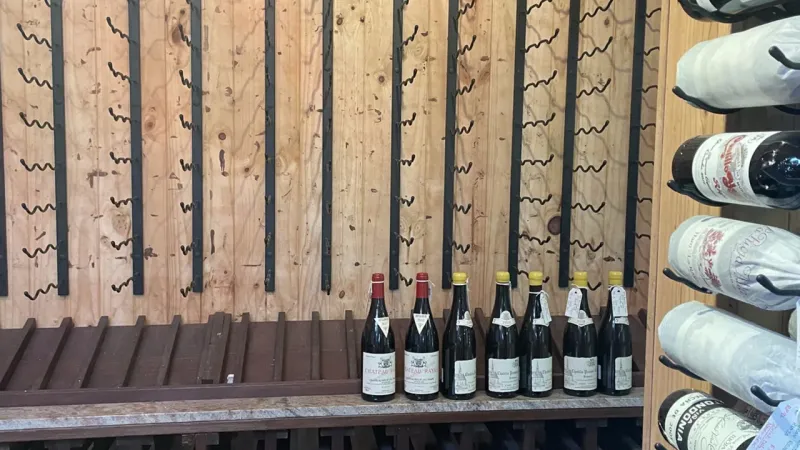 В Калифорнии вор-гурман прорезал на крыше магазина дыру и вынес самое дорогое вино, ликёр и виски