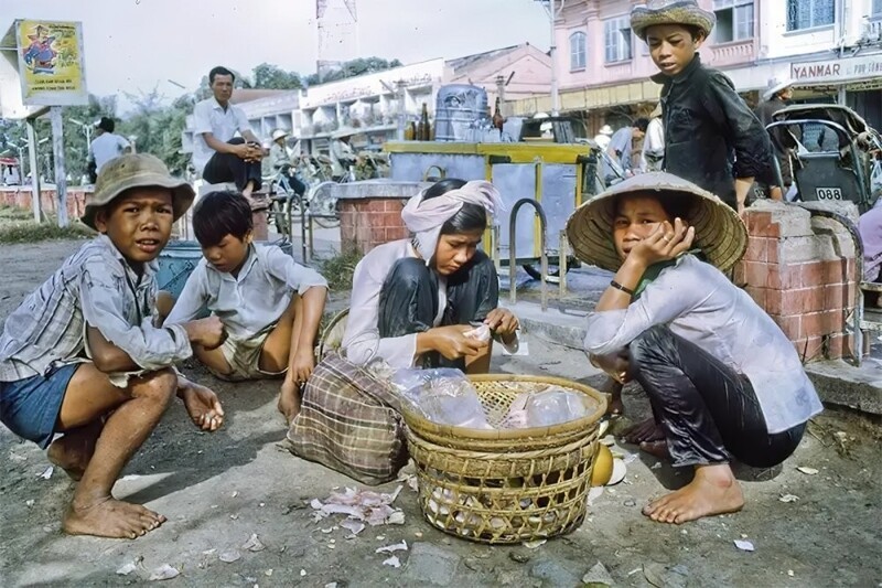 Потрясающие цветные фотографии Вьетнама, сделанные американским солдатом в 1969 году