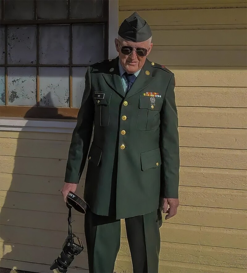 Лэнс В. Никс в День ветеранов 2014 года в Форт-Орд, Калифорния. «Снова в форме 45 лет спустя. Как летит время»