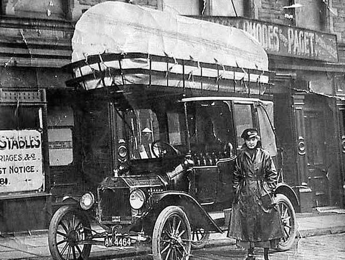 10. Такси, работающее на угле и газе, Англия. На крыше автомобиля хранилось достаточно топлива для пробега в 24 километра,1920 год