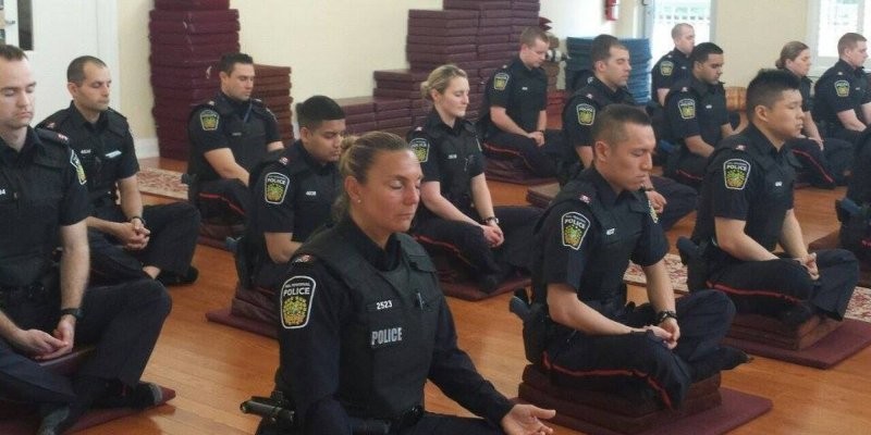 9. Медитация полицейских перед началом рабочего дня
