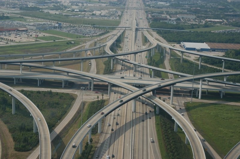 Самые впечатляющие дороги мира: от 26-полосной автострады в Техасе до "дороги смерти" в Пакистане